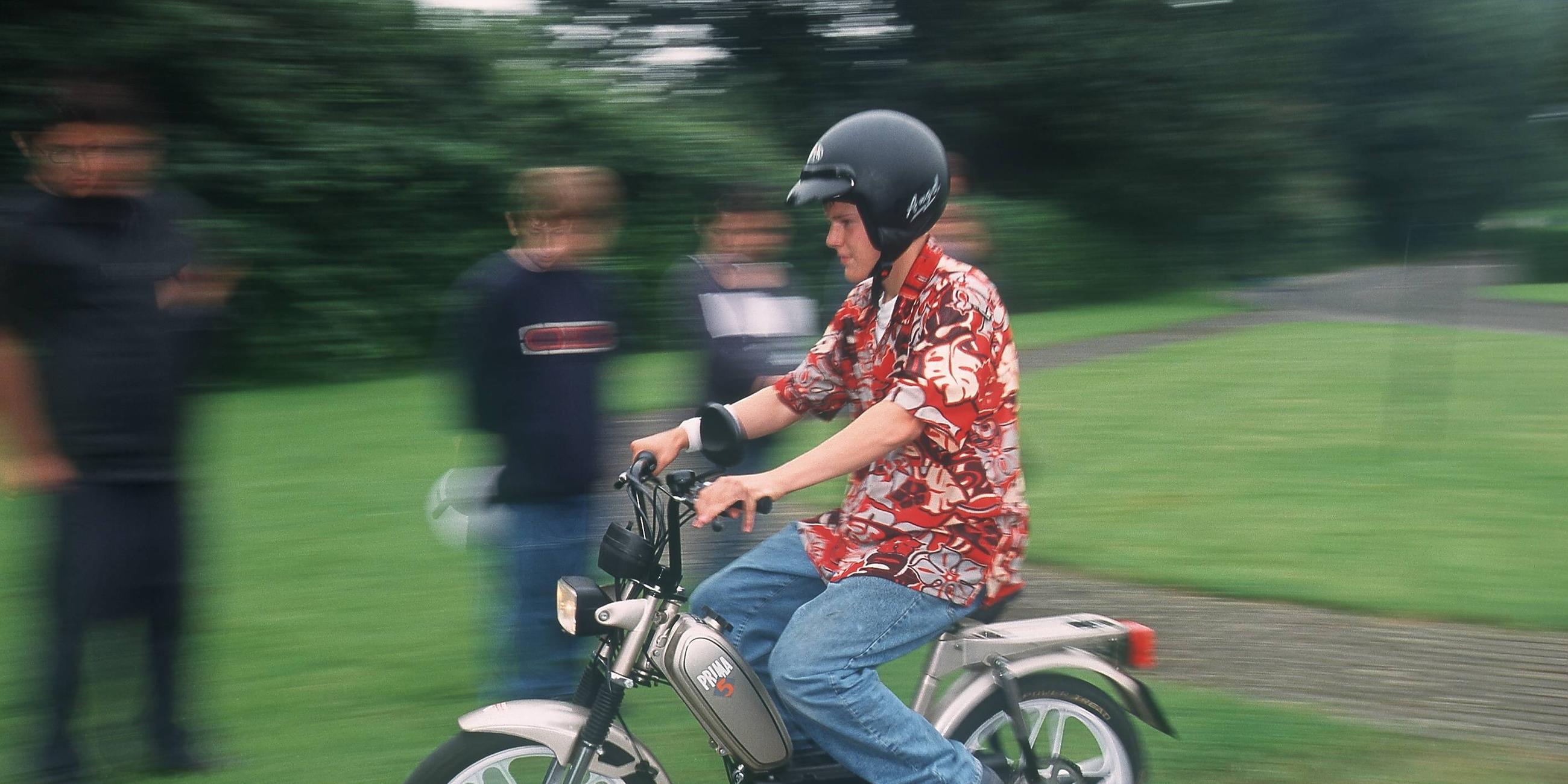 Jugendlicher fährt im Sommer 2002 auf einem Moped