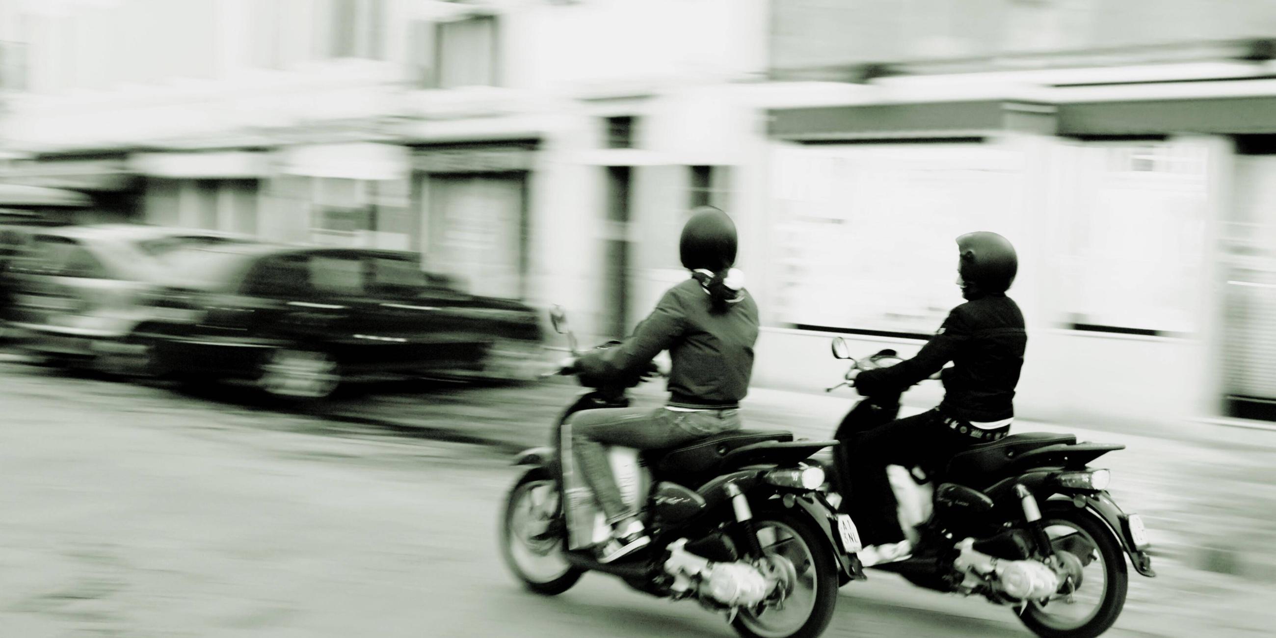 Jugendliche auf Mopeds