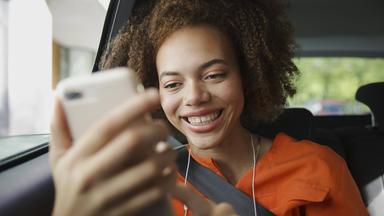 Jugendliche mit Tablet im Auto