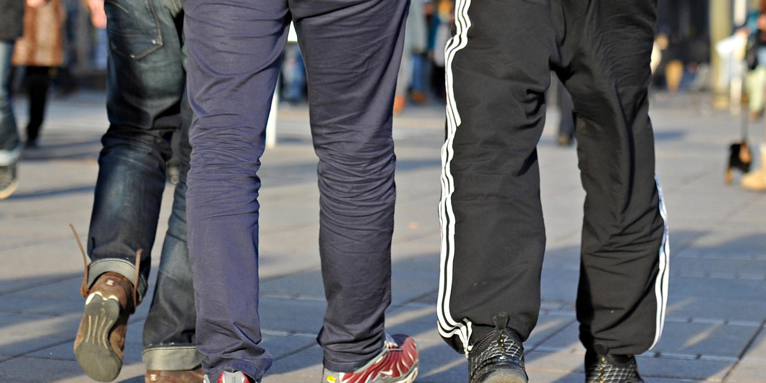 Symbolbild: Jugendliche in Jogginghosen
