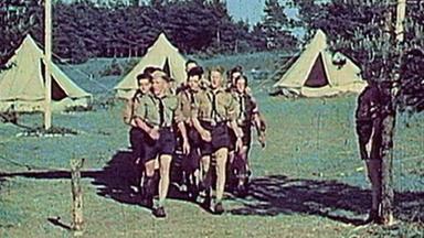 Jugendliche marschieren in Uniform in einem Zeltlager der Hitlerjugend.