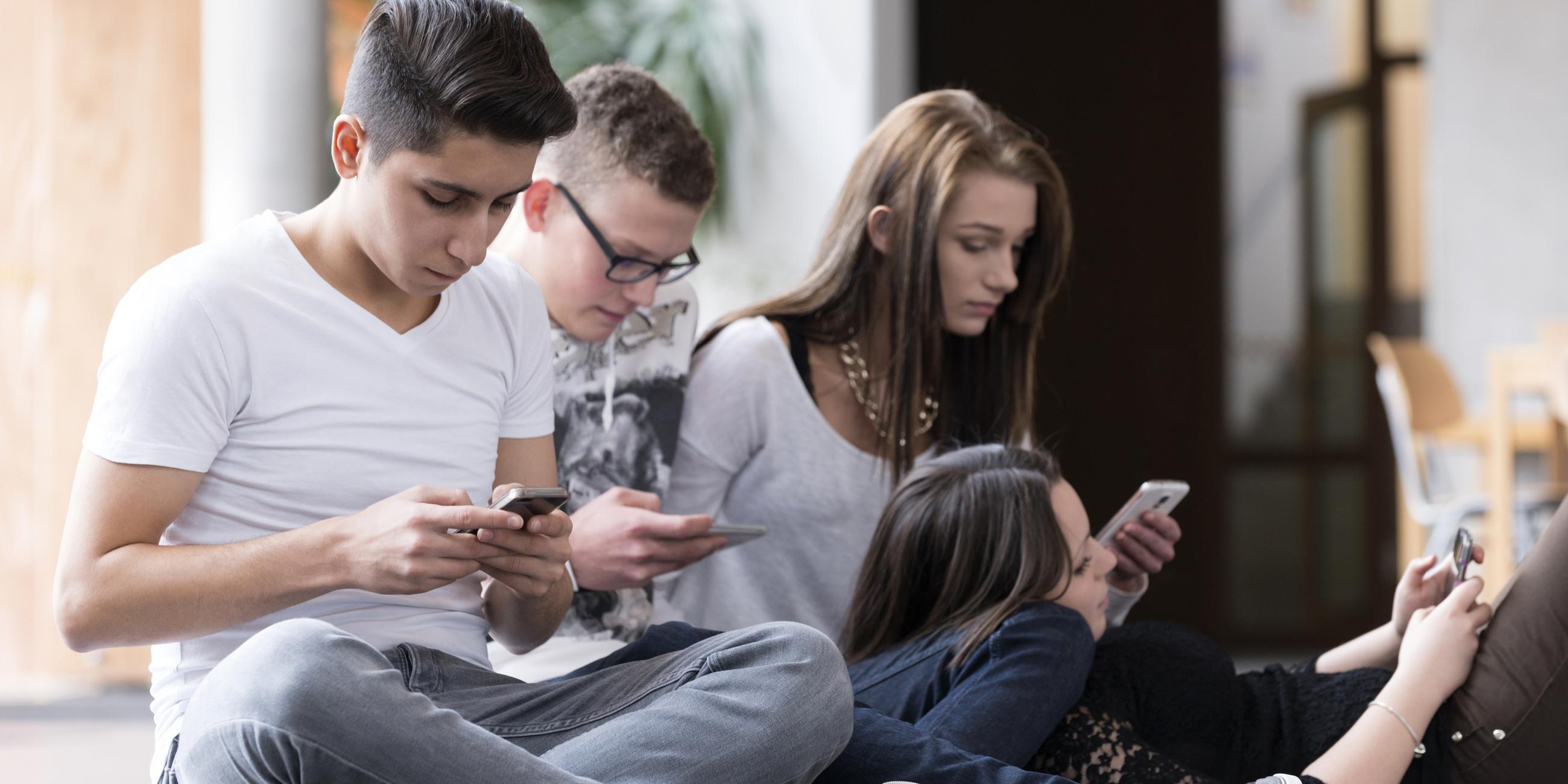 Jugendliche mit Smartphones