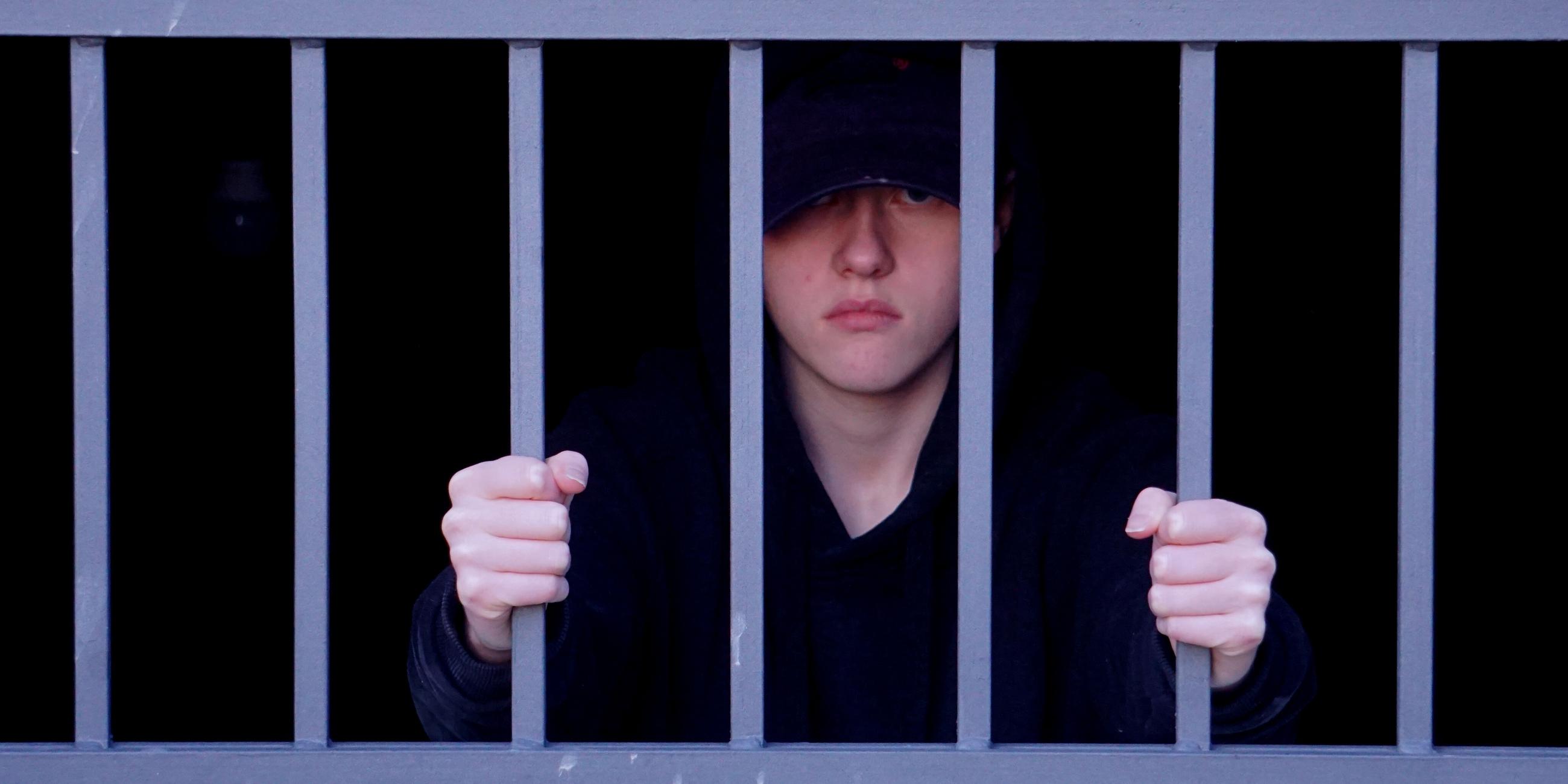 Jugendlicher hinter Gittern