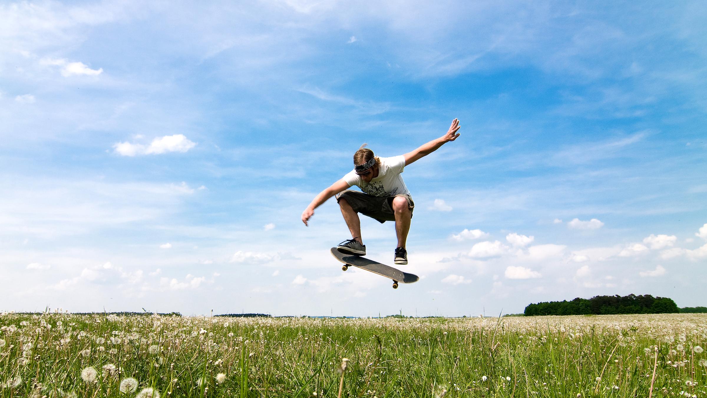 Ein Junge macht einen Trick auf dem Skateboard