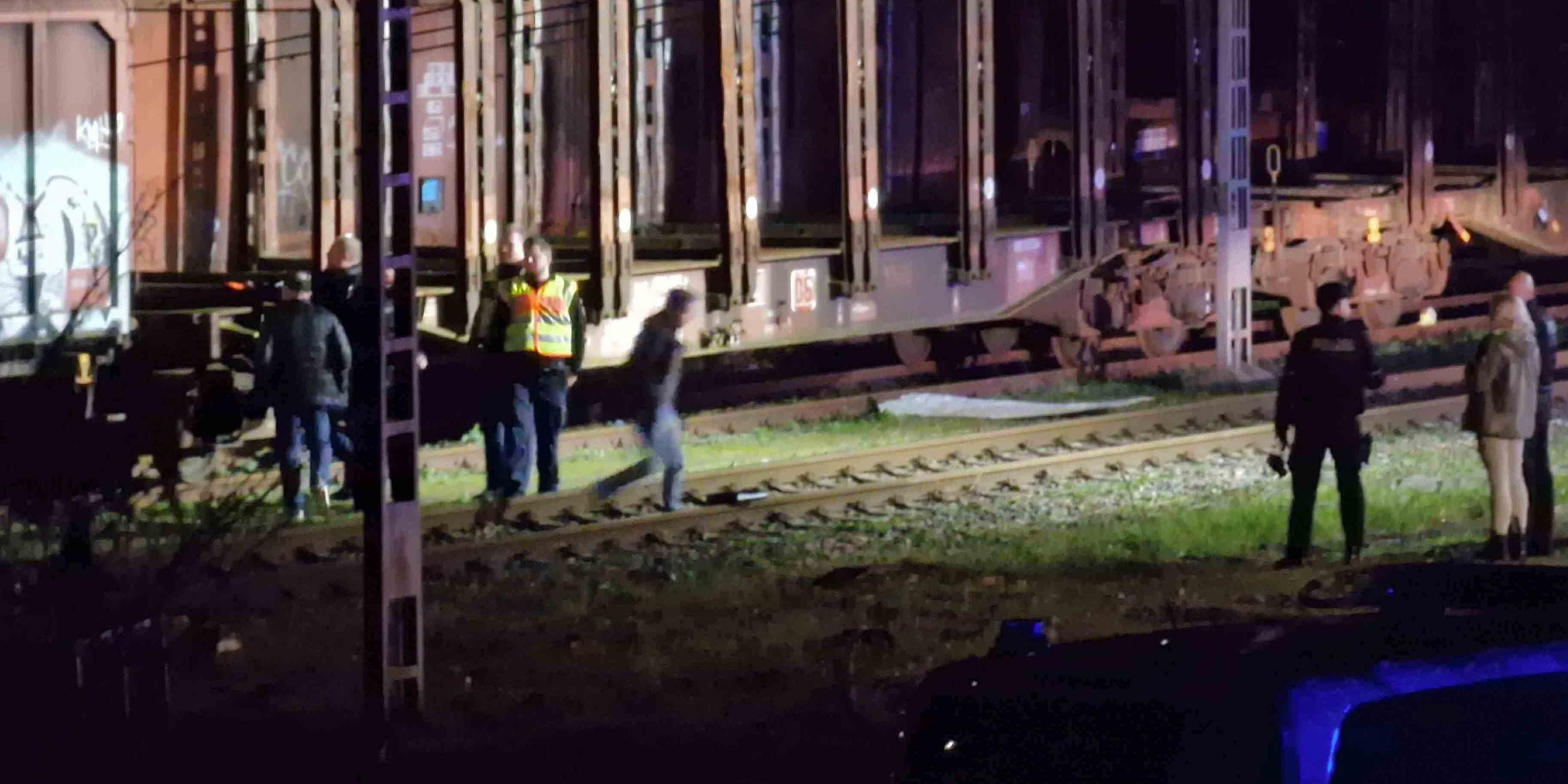 Nordrhein-Westfalen, Schwerte: Polizisten arbeiten an einem abgestellten Güterzug. Ein 13-Jähriger ist auf einen Waggon an dem Güterbahnhof geklettert und durch einen Stromschlag lebensgefährlich verletzt worden.