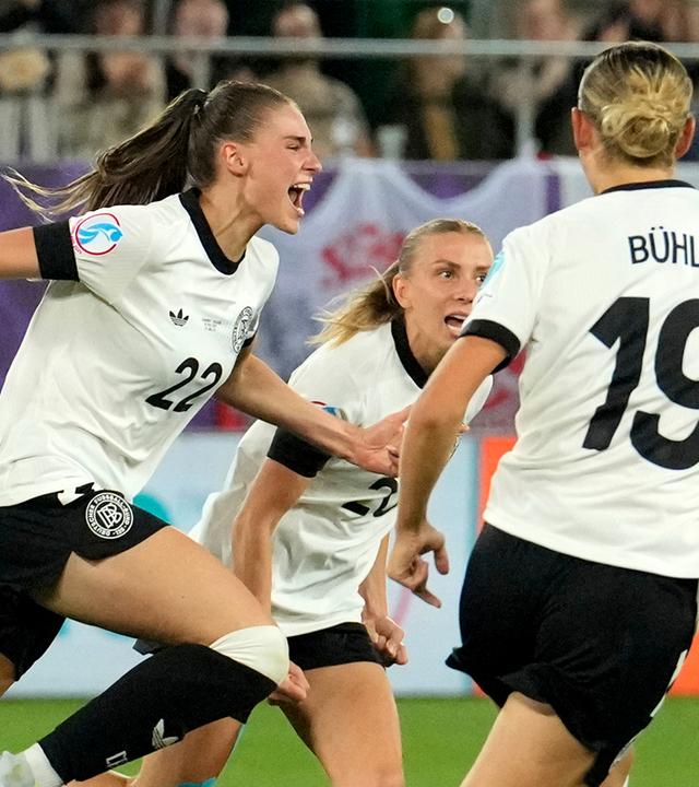 Fußball, Frauen: EM, Deutschland - Polen: Jule Brand (l) jubelt nach ihrem Treffer zum 1:0