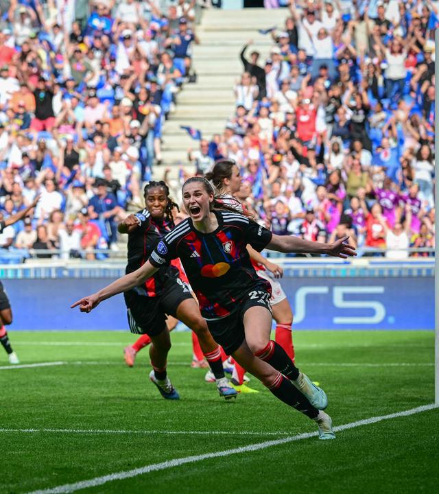 Die deutsche Fussballspielerin Jule Brand bejubelt ihren Treffer für Olympique Lyon im Champions League Spiel gegen Arsenal London