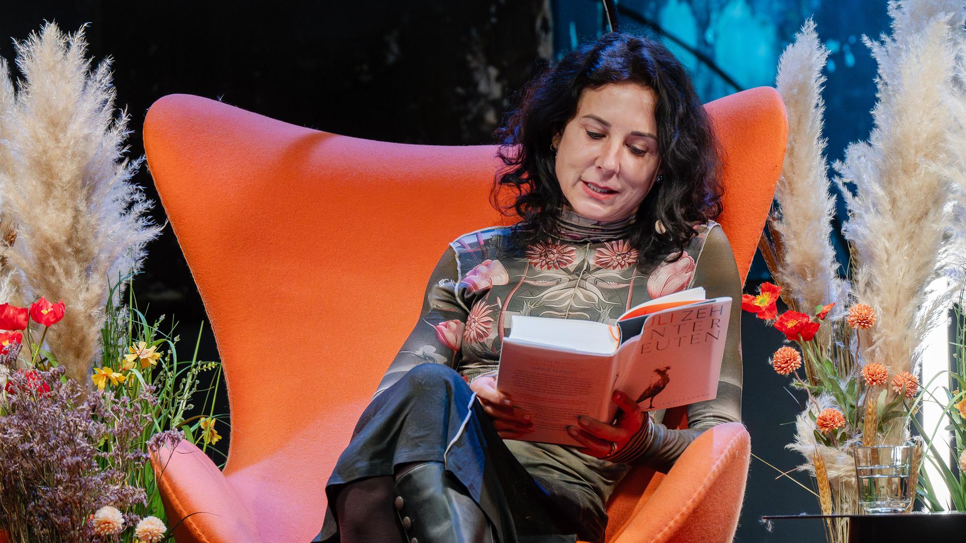 Die Schriftstellerin Juli Zeh liest während des ZDF-Lesemarathons aus ihrem Buch "Unterleuten"