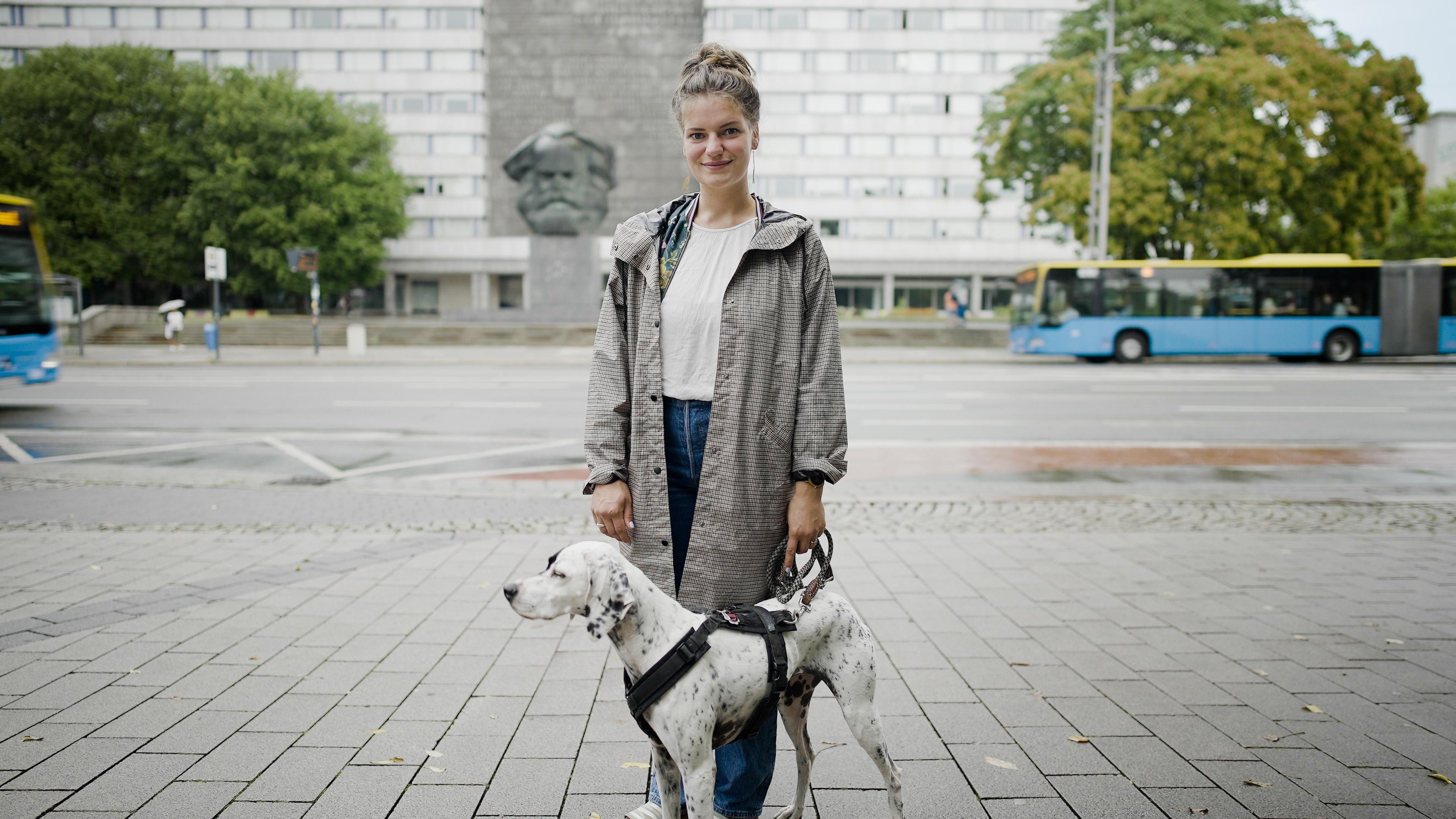 Protagonistin Julia Voigt mit Hund in Chemnitz
