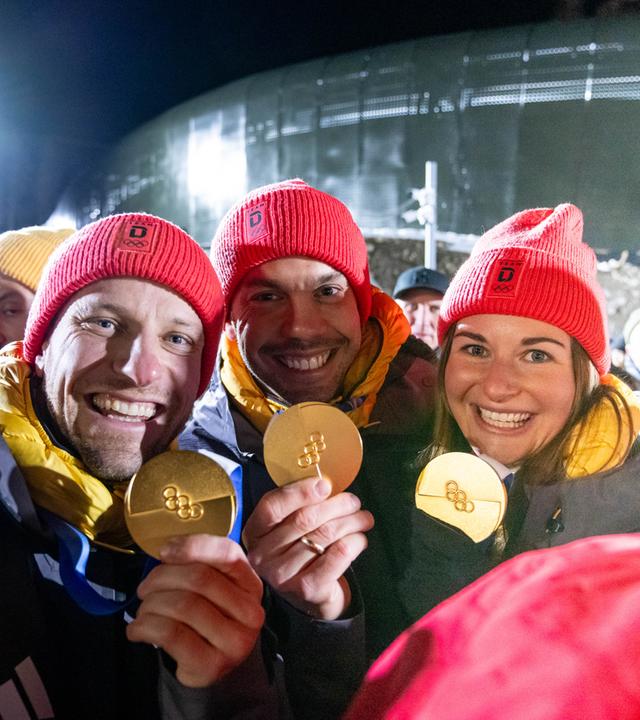 Julia Taubitz, Tobias Wendl, Tobias Arlt (Deutschland) jubeln. 