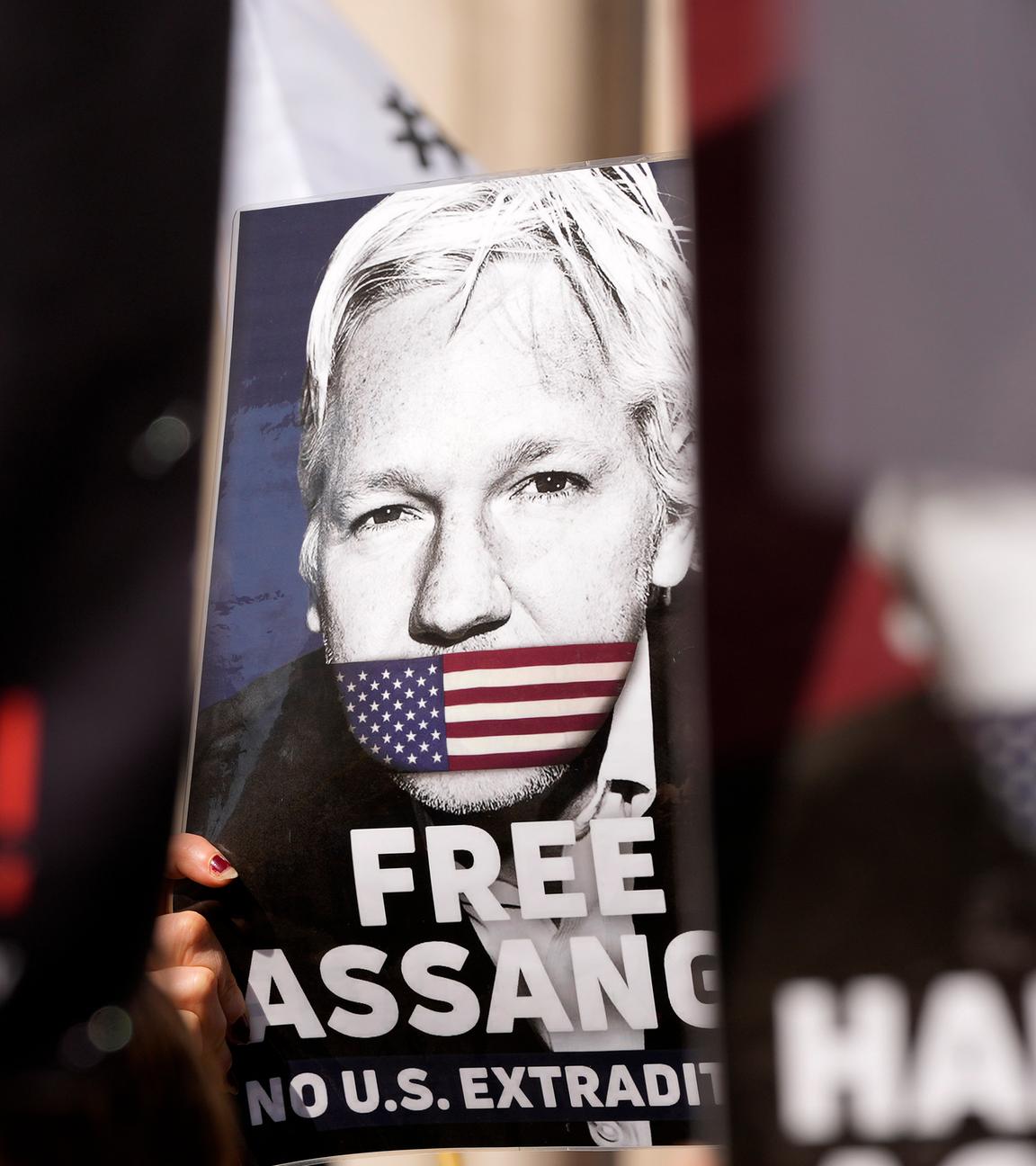 Plakat von Julian Assange