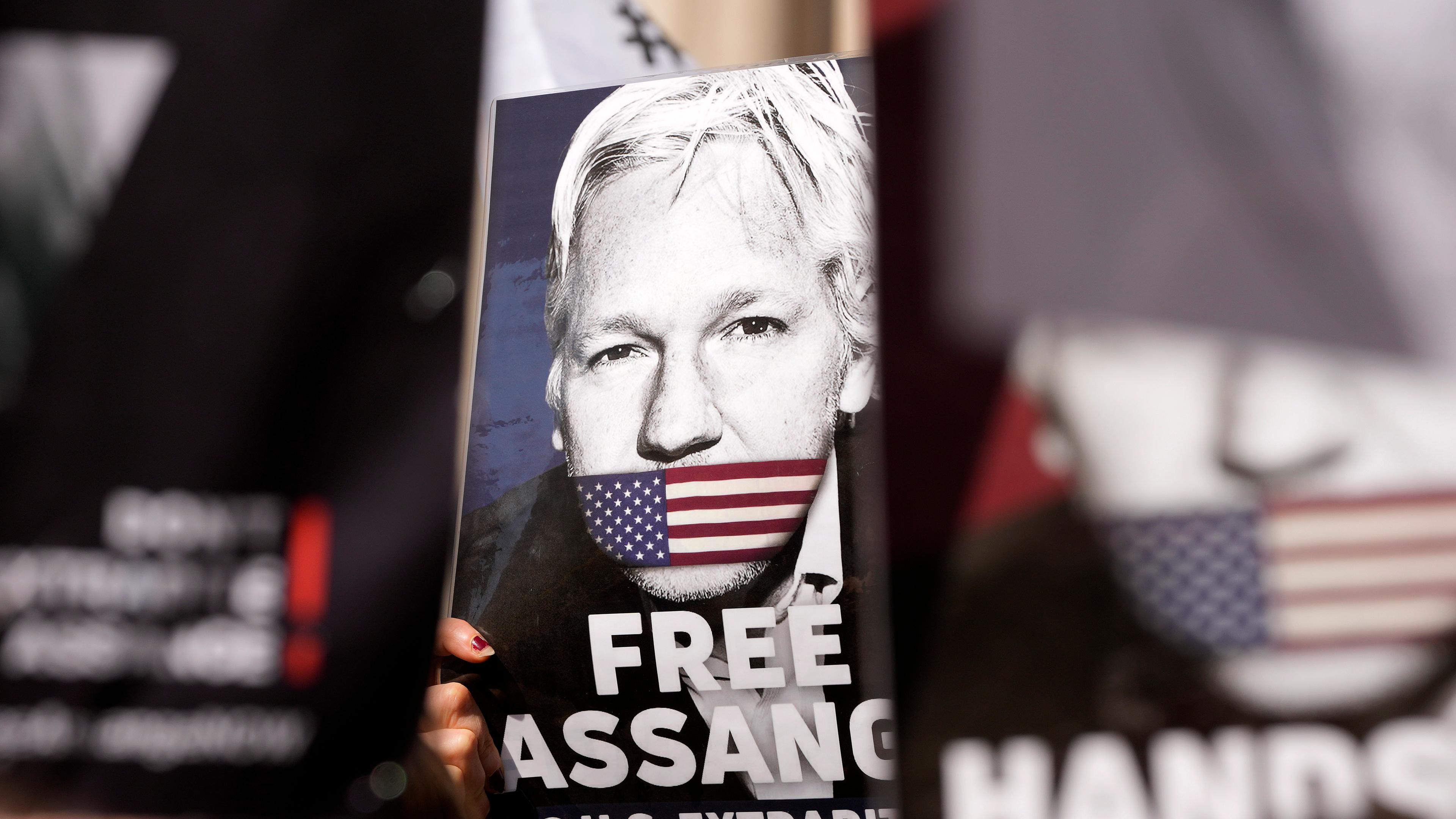 Plakat von Julian Assange