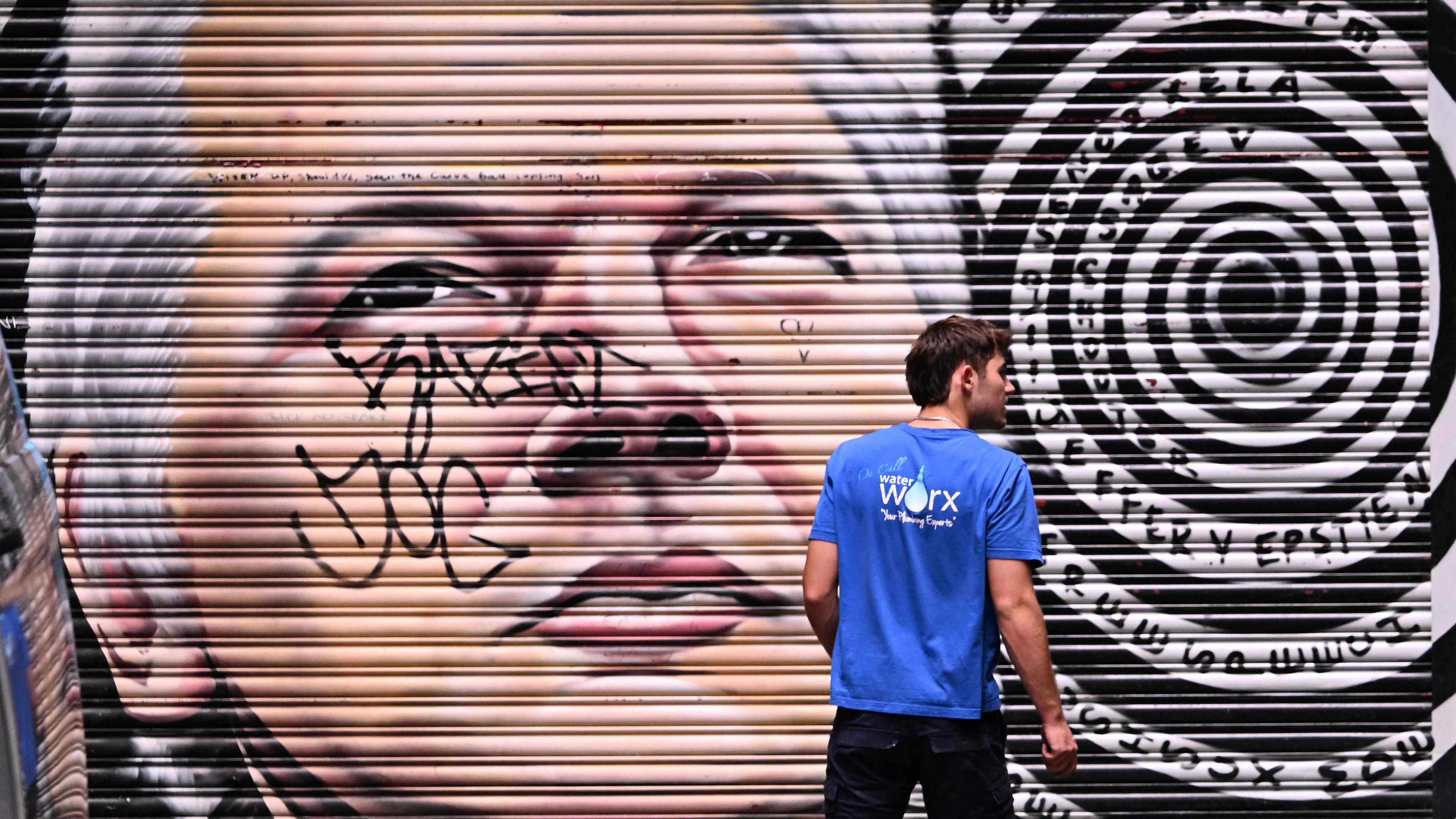 Ein Graffiti, das das Gesicht des Wiki-Leaks Gründers und Australiers Julian Assange an einer Mauer in Malbourne zeigt. 