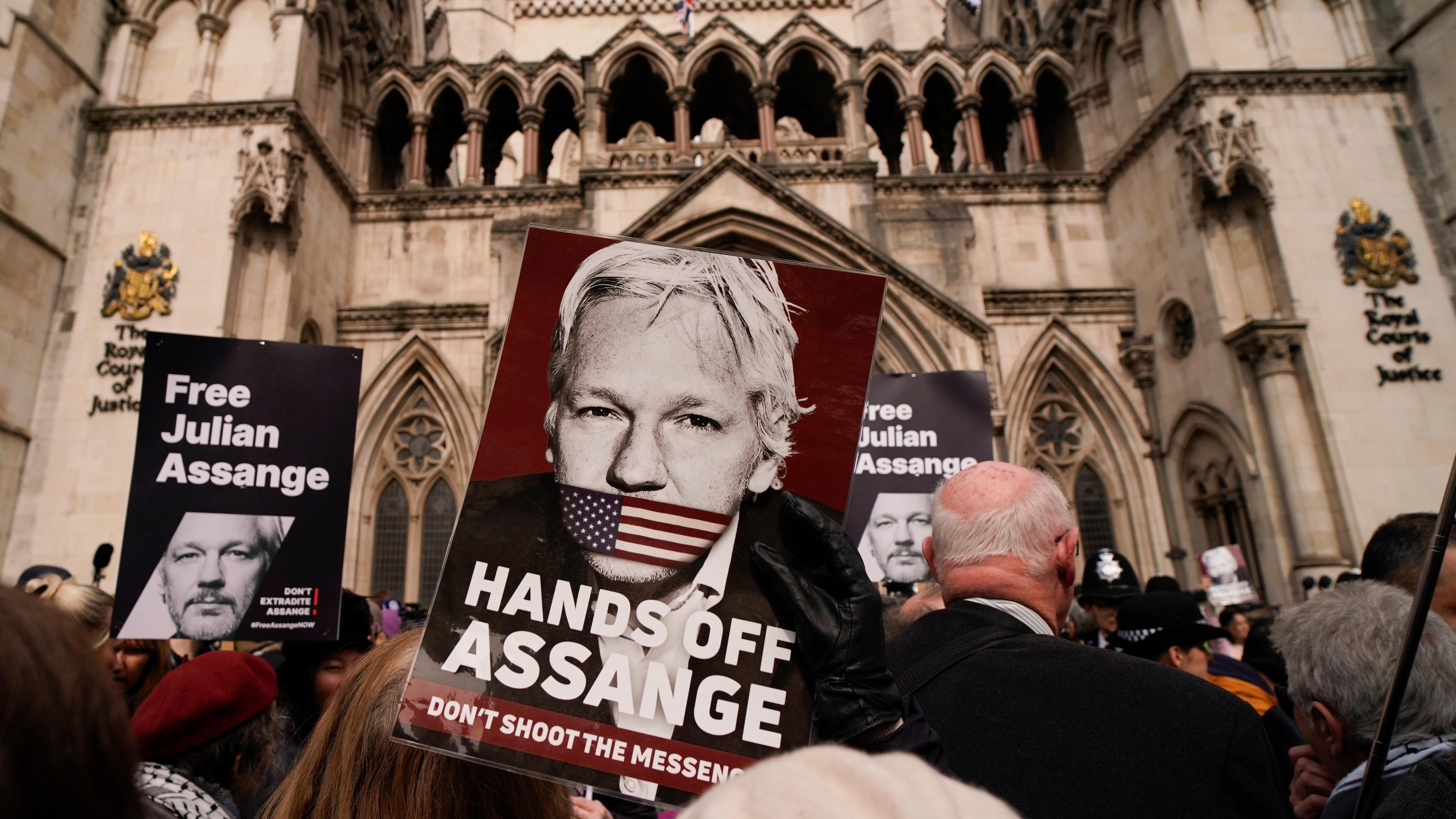 Menschen demonstrieren vor einem Gericht in London gegen die Auslieferung von Julian Assange