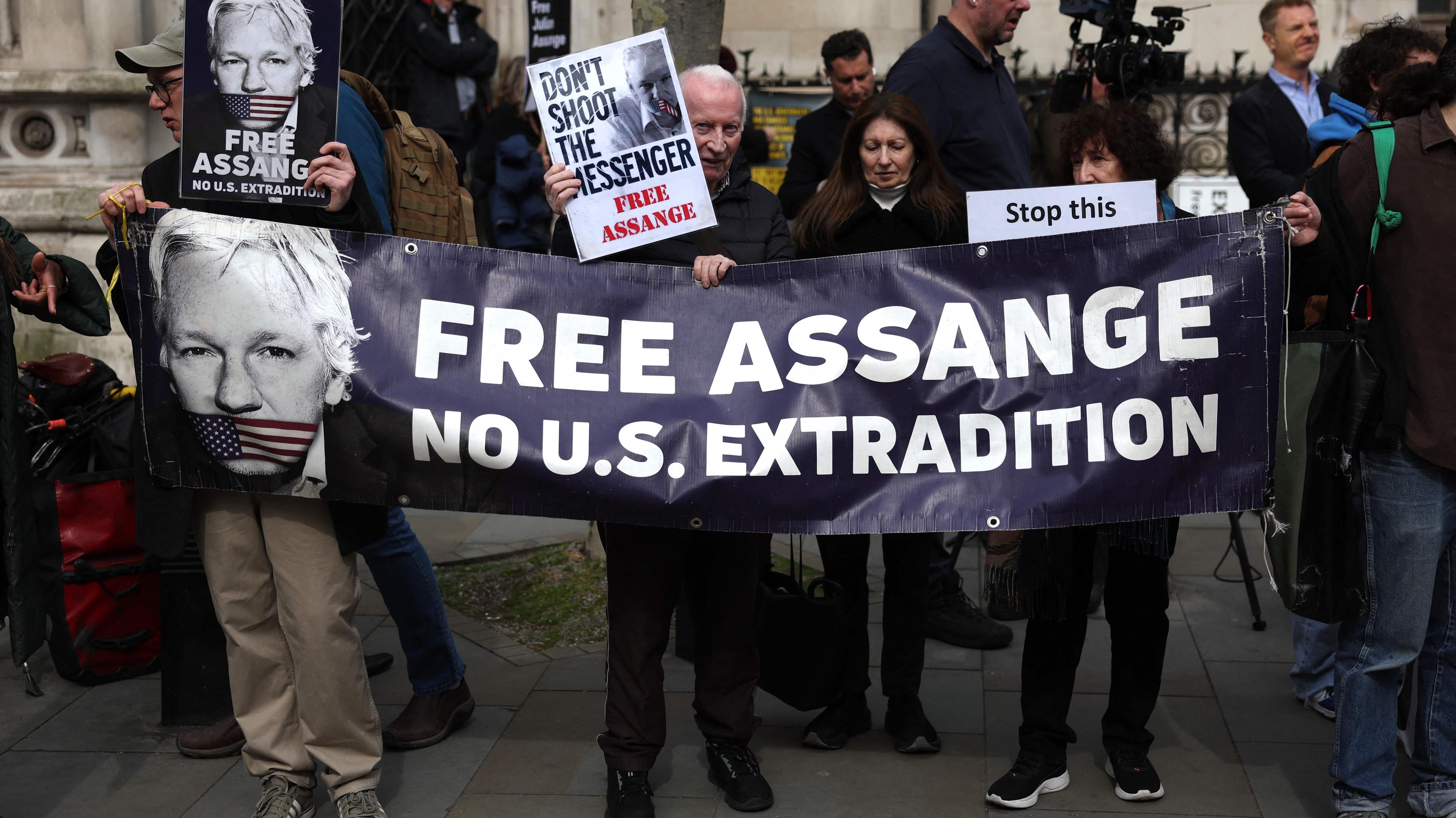 Demonstrierende vor dem Gebäude des Londoner High Court, die ein Banner mit der Aufschrift "Free Assange" tragen.