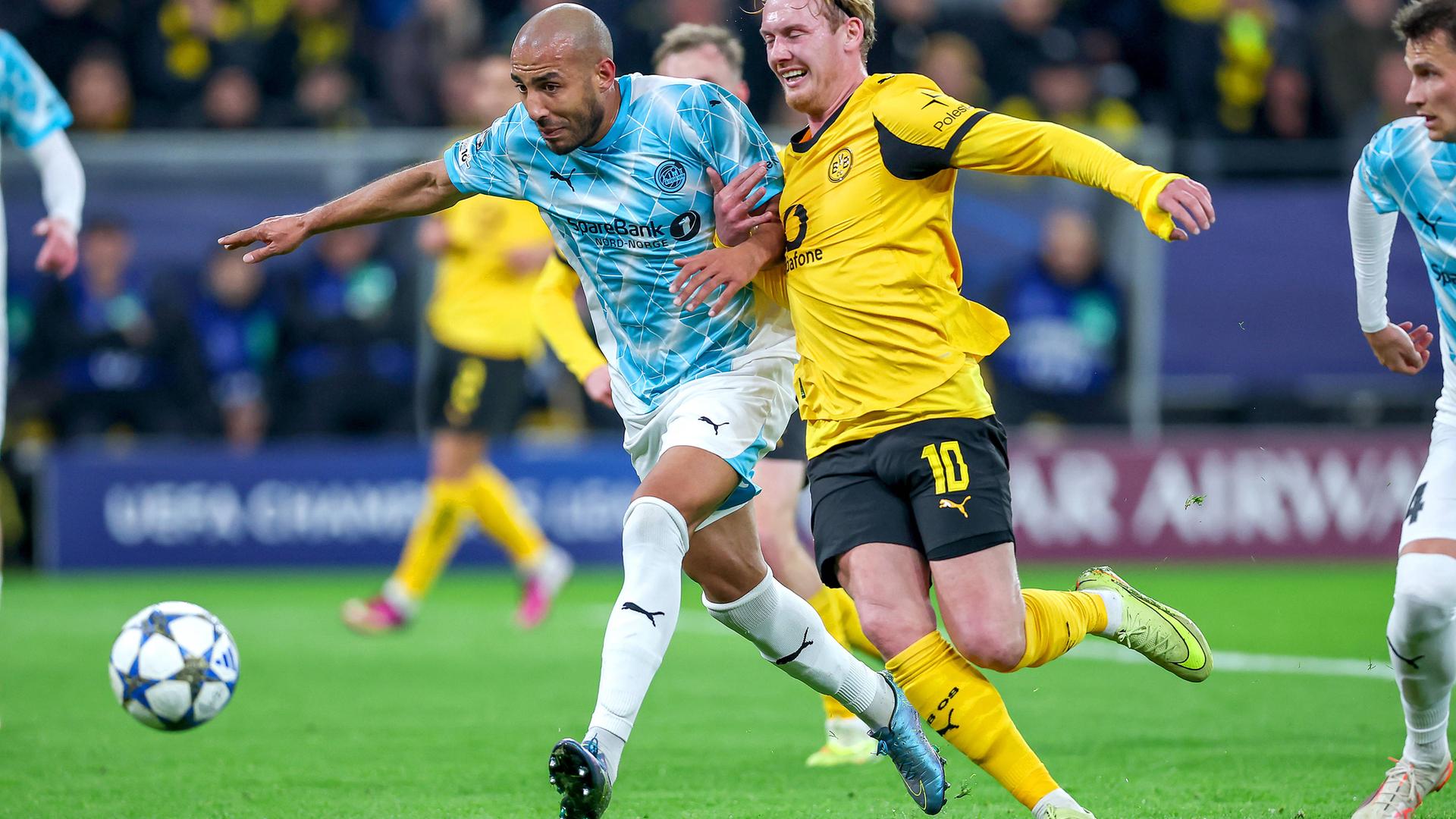 Im Zweikampf gegen Haitam Aleesami wird Dortmunds Julian Brandt weggedrückt und kann den Ball zunächst nicht erlangen.