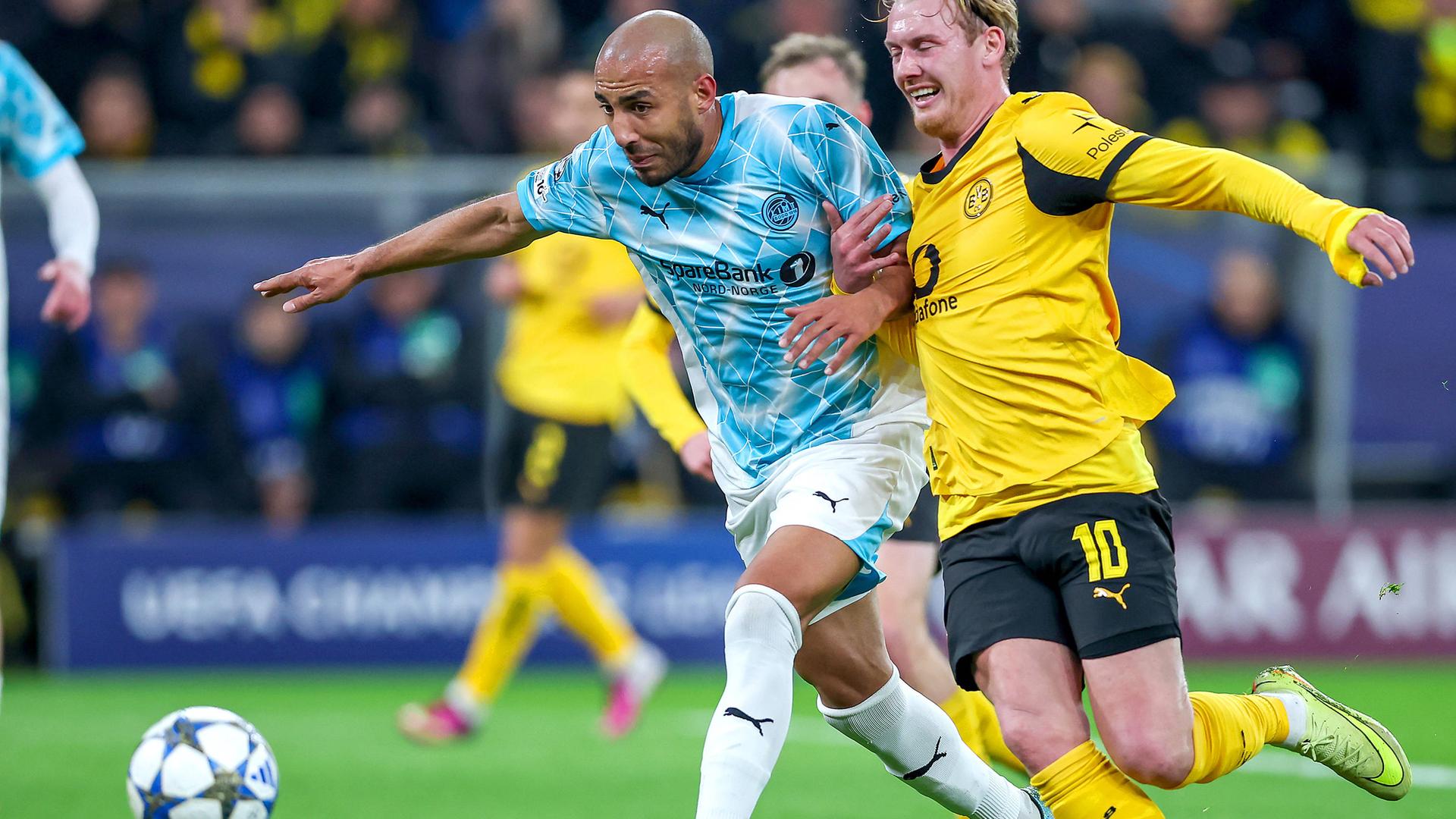 Im Zweikampf gegen Haitam Aleesami wird Dortmunds Julian Brandt weggedrückt und kann den Ball zunächst nicht erlangen.