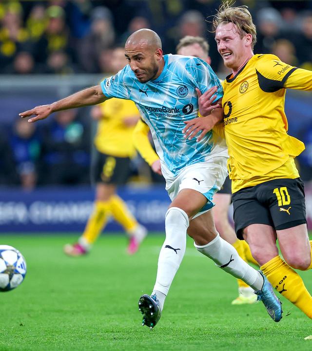 Im Zweikampf gegen Haitam Aleesami wird Dortmunds Julian Brandt weggedrückt und kann den Ball zunächst nicht erlangen.