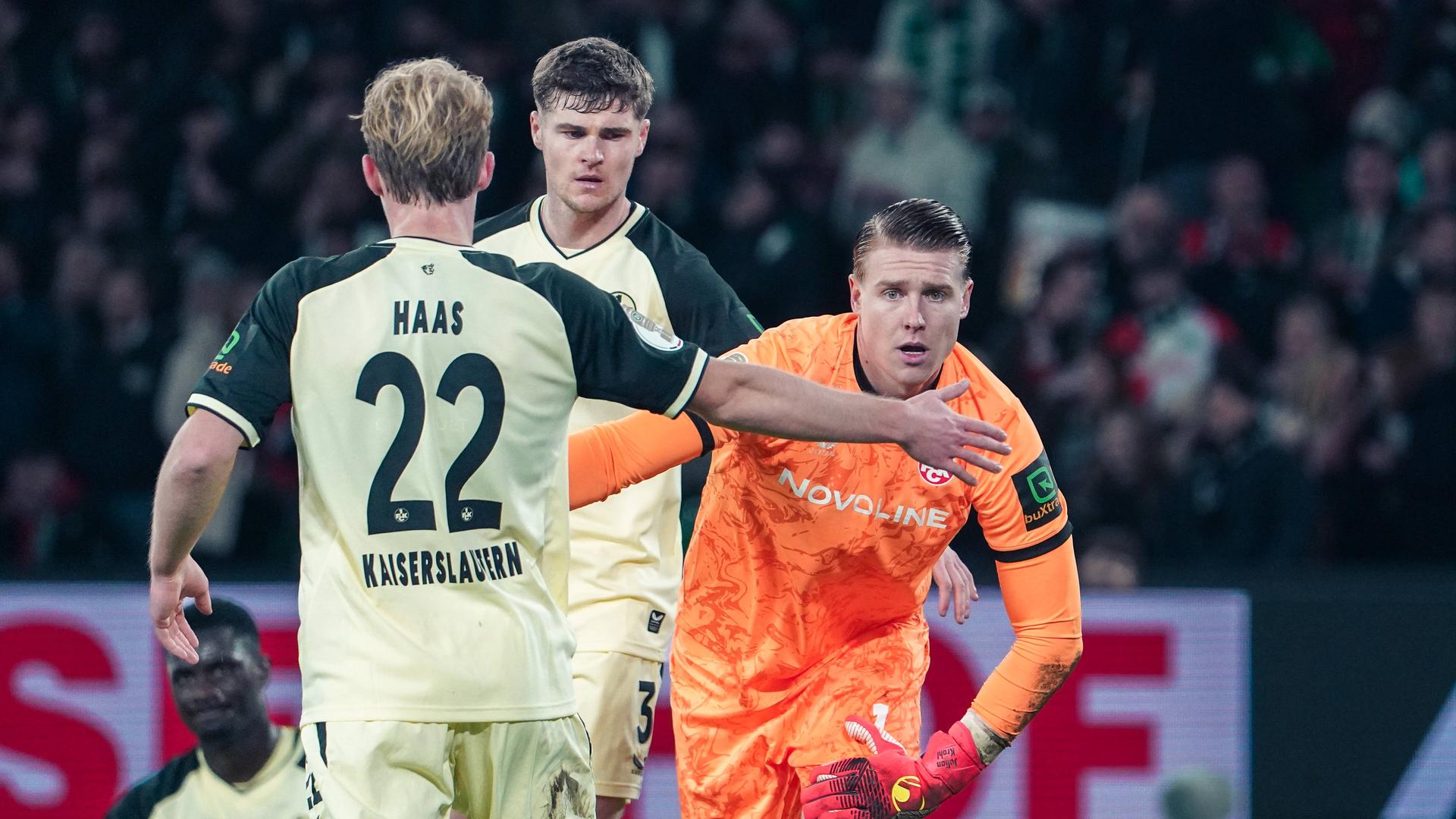 Julian Krahl und Mika Haas vom 1. FC Kaiserslautern während der DFB-Pokal-Partie gegen Hannover 96.