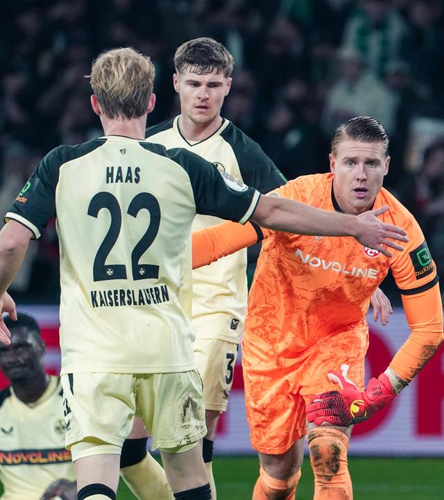 Julian Krahl und Mika Haas vom 1. FC Kaiserslautern während der DFB-Pokal-Partie gegen Hannover 96.