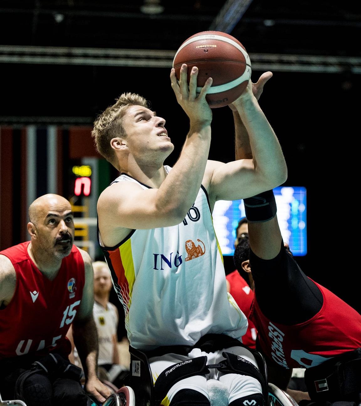 Julian Lammering im Deutschlandtrikot wirft einen Basketball.