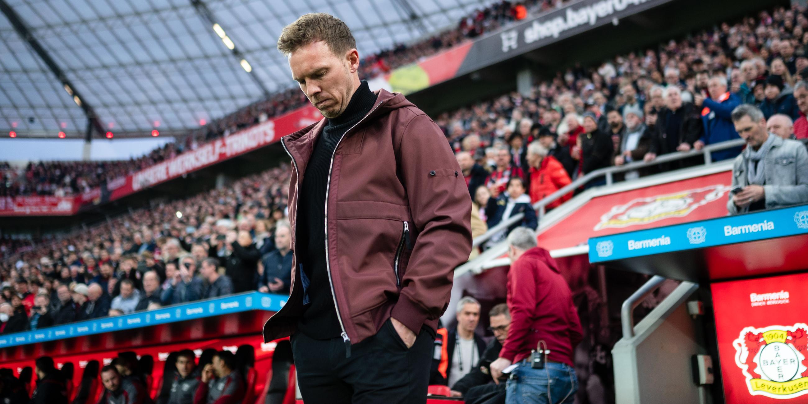 Archiv: Julian Nagelsmann blickt vor der Partie zu Boden. Aufgenommen am 19.03.2023