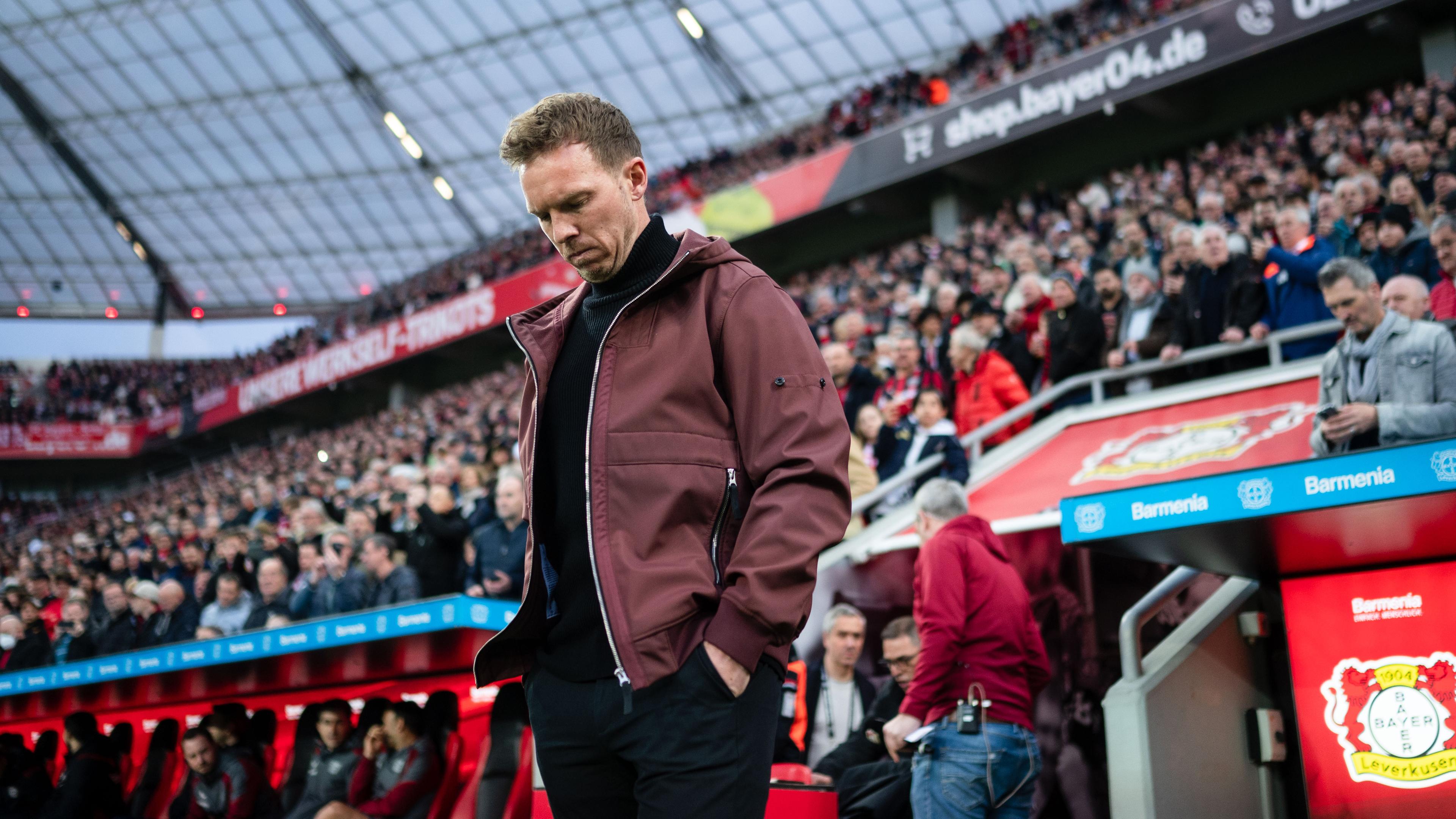 Archiv: Julian Nagelsmann blickt vor der Partie zu Boden. Aufgenommen am 19.03.2023