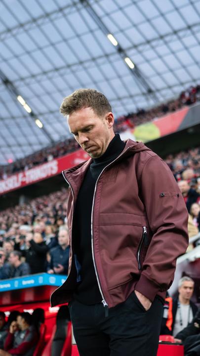 Archiv: Julian Nagelsmann blickt vor der Partie zu Boden. Aufgenommen am 19.03.2023