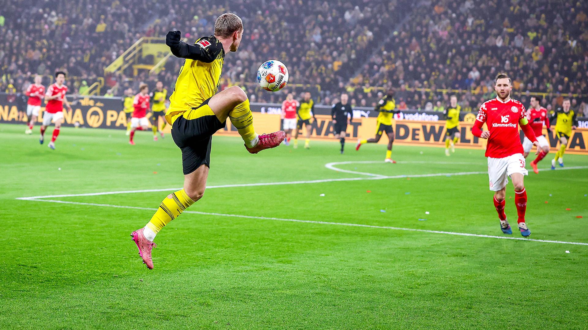 Dortmunds rechter Verteidiger Julian Ryerson flankt in der 16er in der Bundesligapartie gegen den 1. FSV Mainz 05