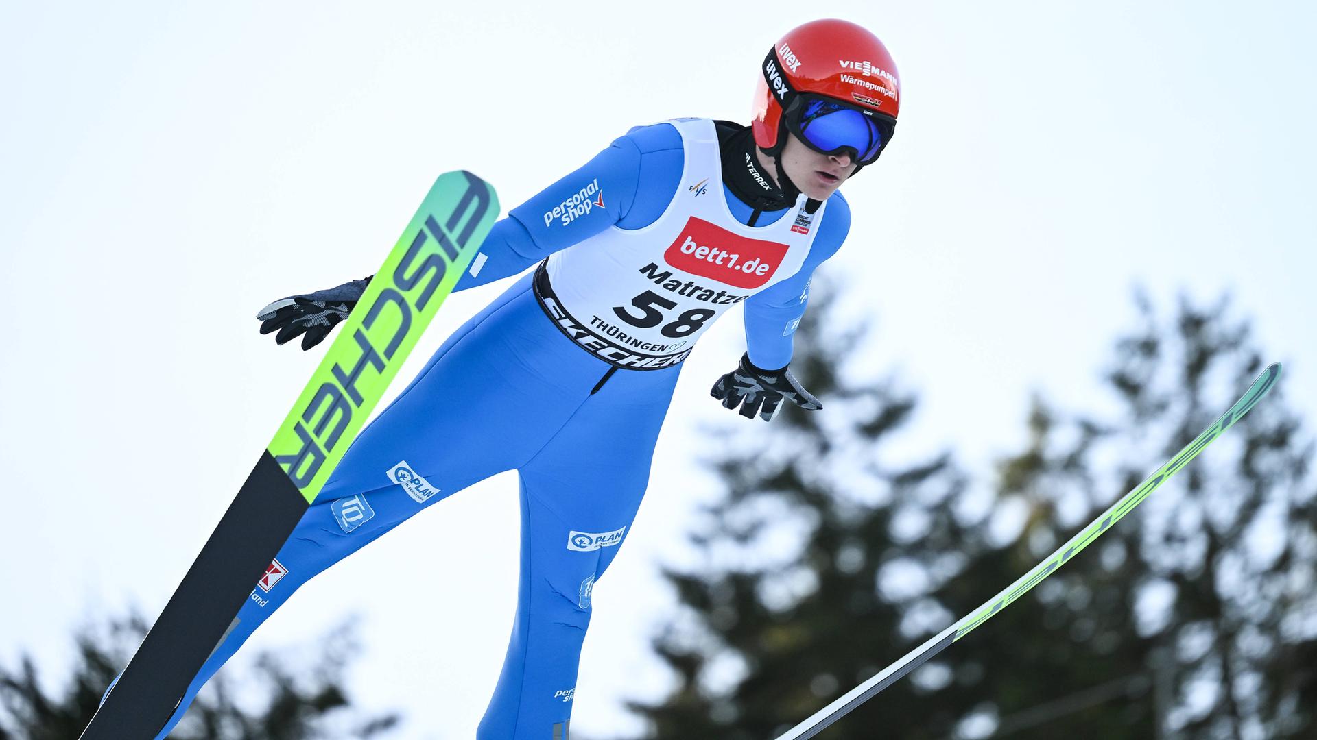 Der deutsche Nordische Kombinierer Julian Scheid im Absprung beim FIS Weltcup der Nordischen Kombination in Oberhof
