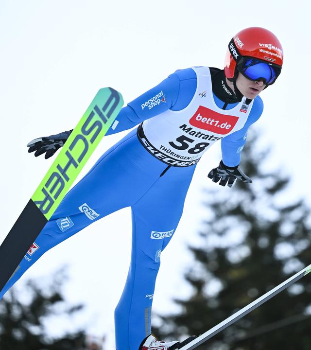 Der deutsche Nordische Kombinierer Julian Scheid im Absprung beim FIS Weltcup der Nordischen Kombination in Oberhof
