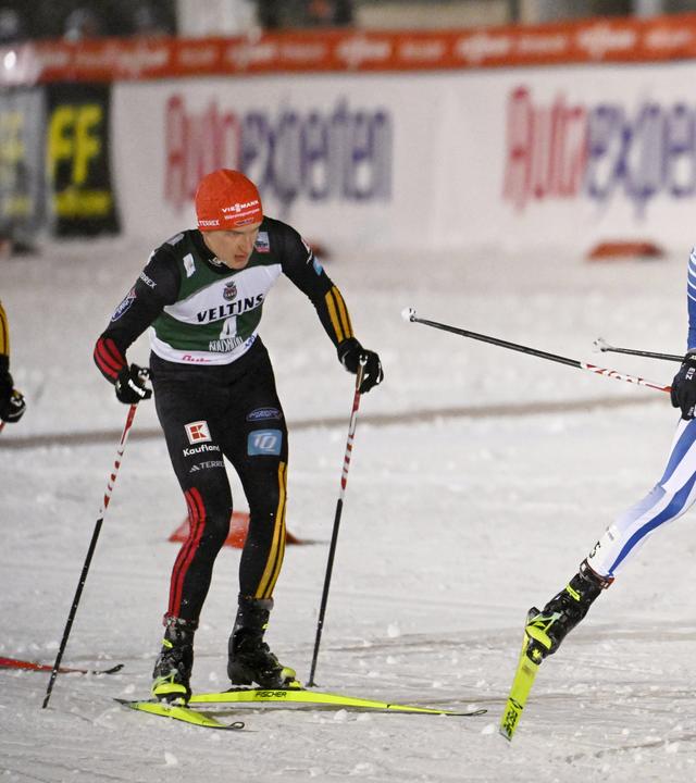 Der nordische Kombinierer Julian Schmid (links) wird Zweiter beim Auftakt in Finnland