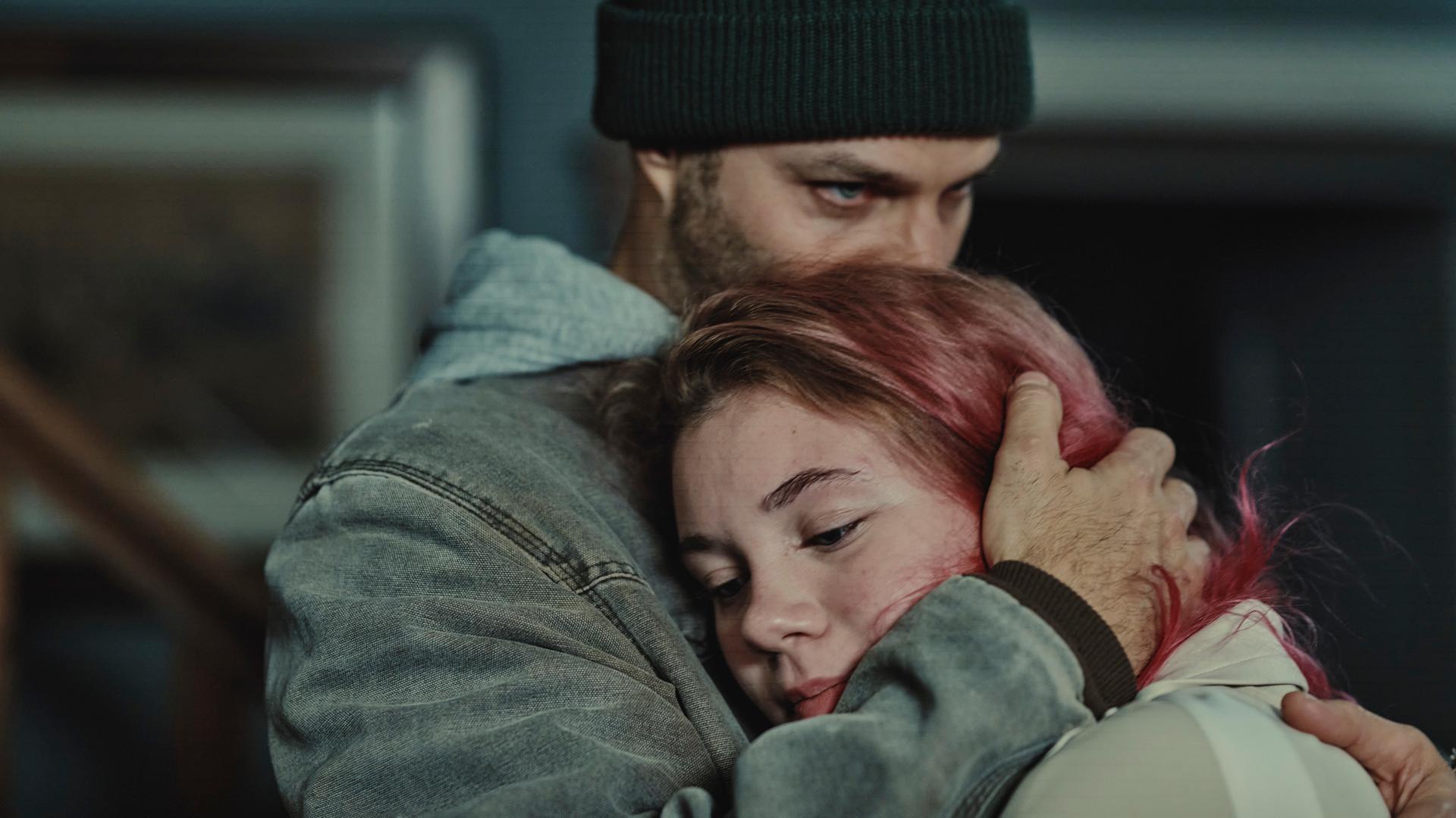 "Juliet - Tod in den Dünen": Danny (Maarten Ketels) und seine Tochter Chloé (Amber Naert) umarmen sich.