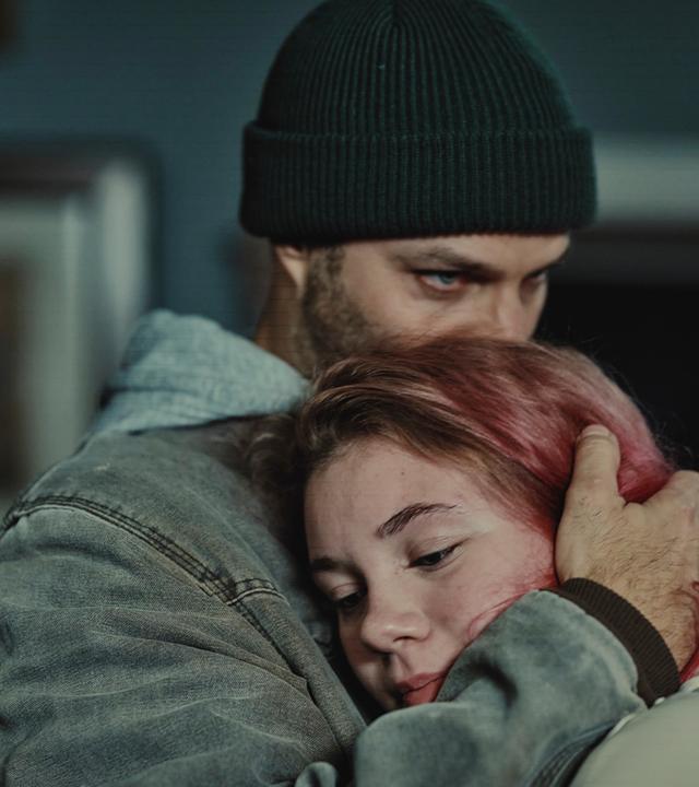 "Juliet - Tod in den Dünen": Danny (Maarten Ketels) und seine Tochter Chloé (Amber Naert) umarmen sich.