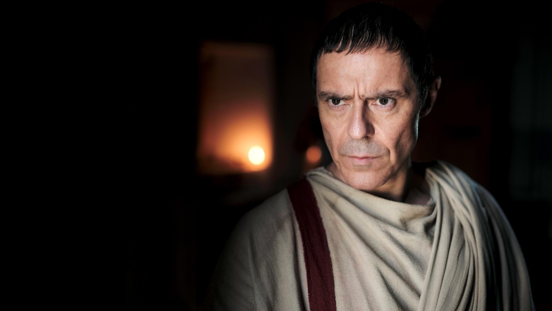 Ein Portrait von Julius Caesar, der streng an der Kamera vorbei blickt