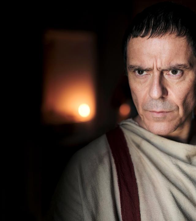 Ein Portrait von Julius Caesar, der streng an der Kamera vorbei blickt