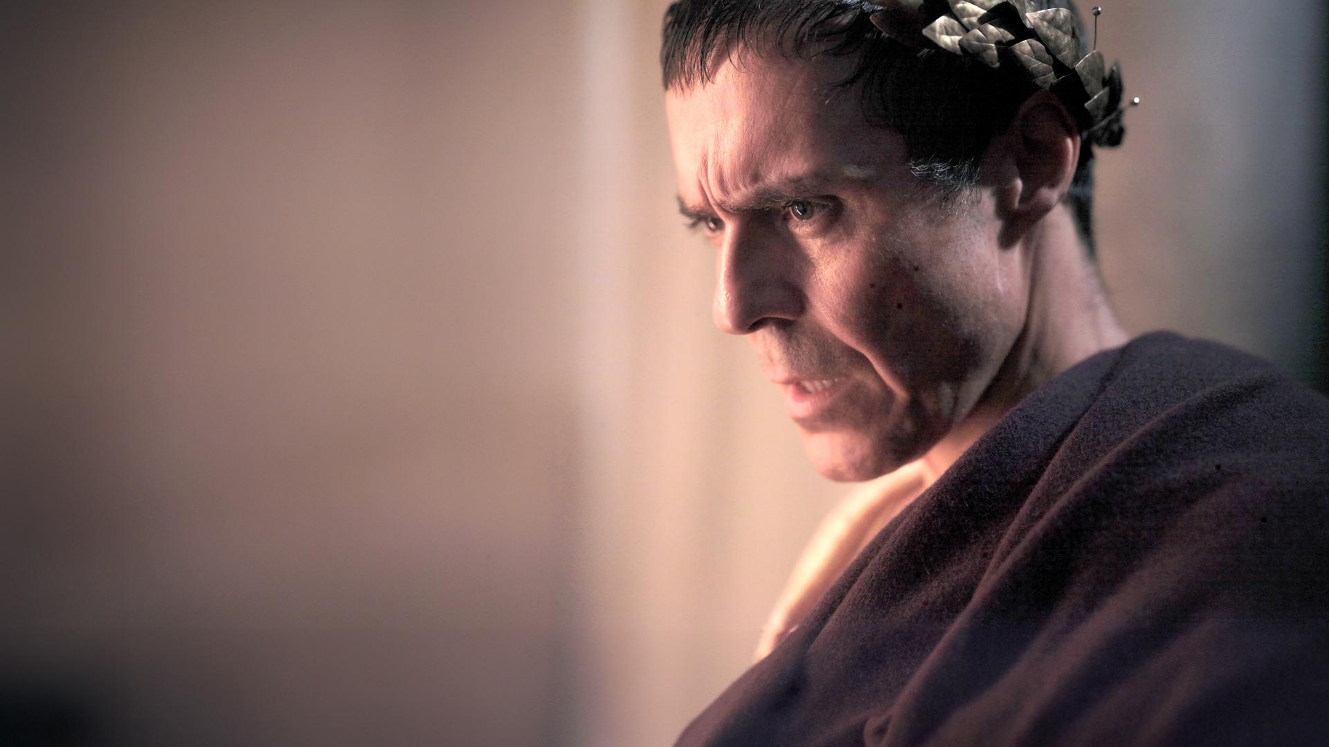 Ein Portrait von Julius Caesar, der streng an der Kamera vorbei blickt