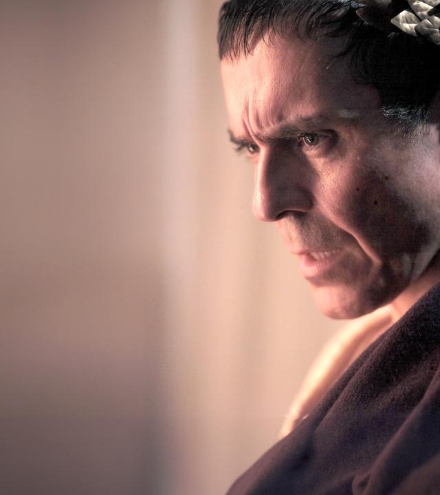 Ein Portrait von Julius Caesar, der streng an der Kamera vorbei blickt