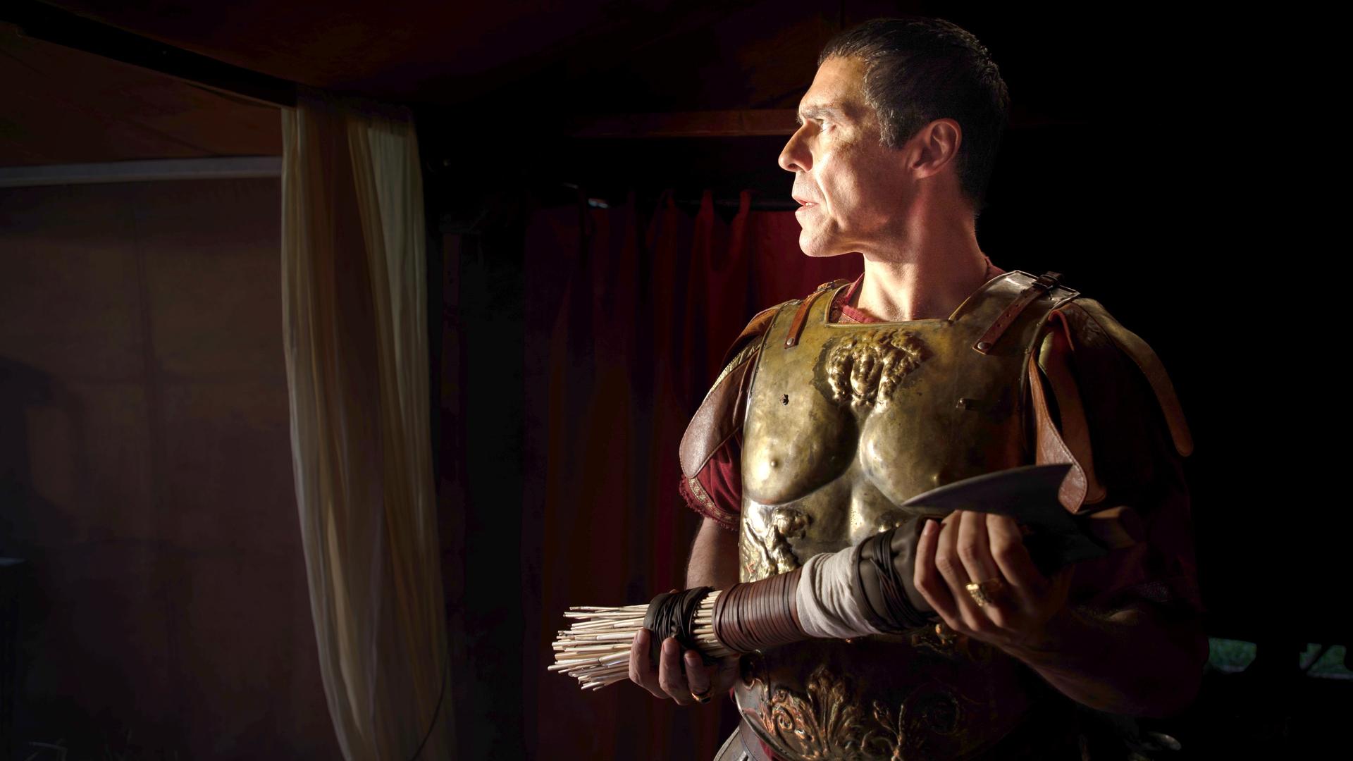 Ein Portrait von Julius Caesar in voller Rüstung, er hält eine Axt