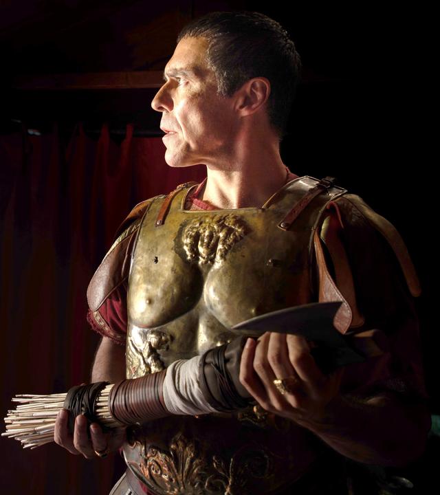 Ein Portrait von Julius Caesar in voller Rüstung, er hält eine Axt