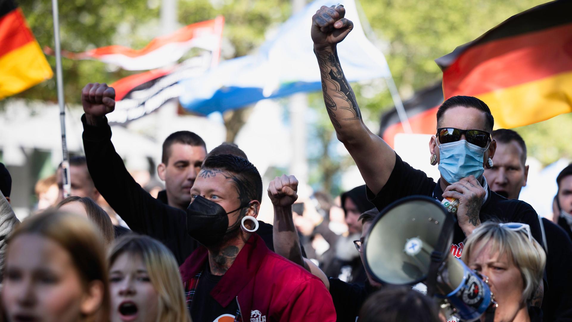 Eine Gruppe von Menschen bei einer Demonstration in in Berlin.