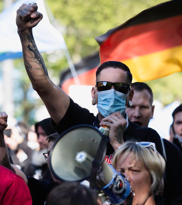 Eine Gruppe von Menschen bei einer Demonstration in in Berlin.