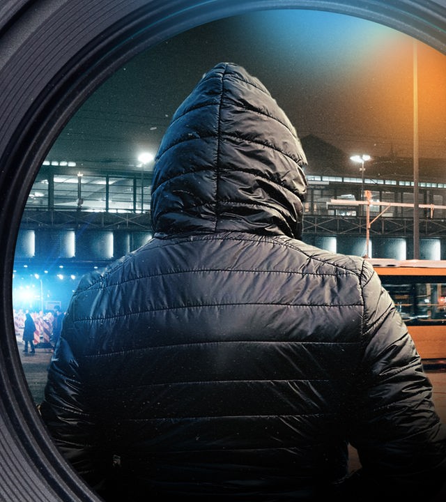 Collage: Zwei Jugendliche sind von hinten zu sehen. Sie tragen dunkle Jacken mit Kapuzen. Im Hintergrund sind ein Bus sowie ein Bahnhof bei Dunkelheit zu erkennen.