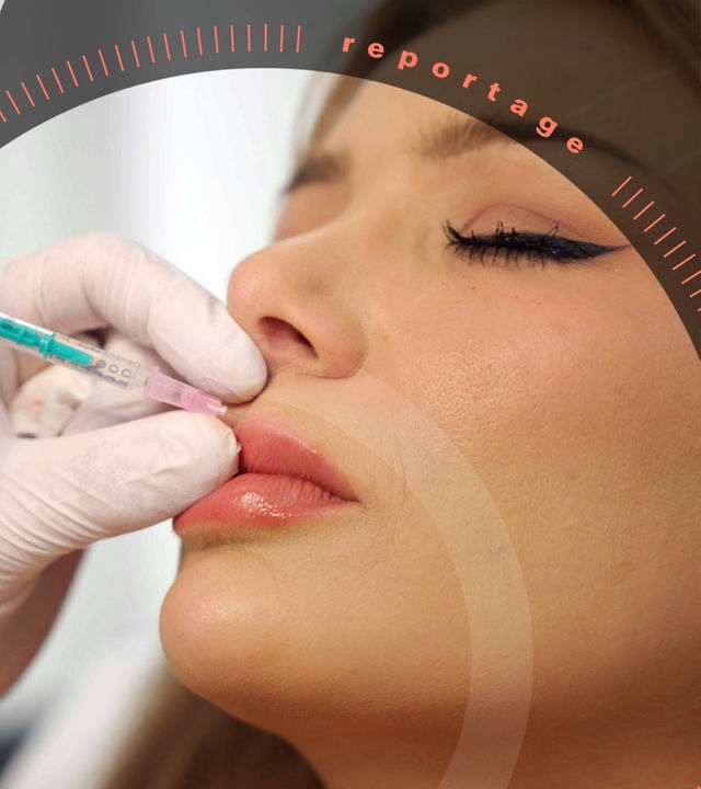 Nahaufnahme: Zwei Hände in weißen Gummihandschuhen halten eine Spritze an die Lippe von Melody Haase. Melody ist geschminkt und hat die Augen geschlossen.
