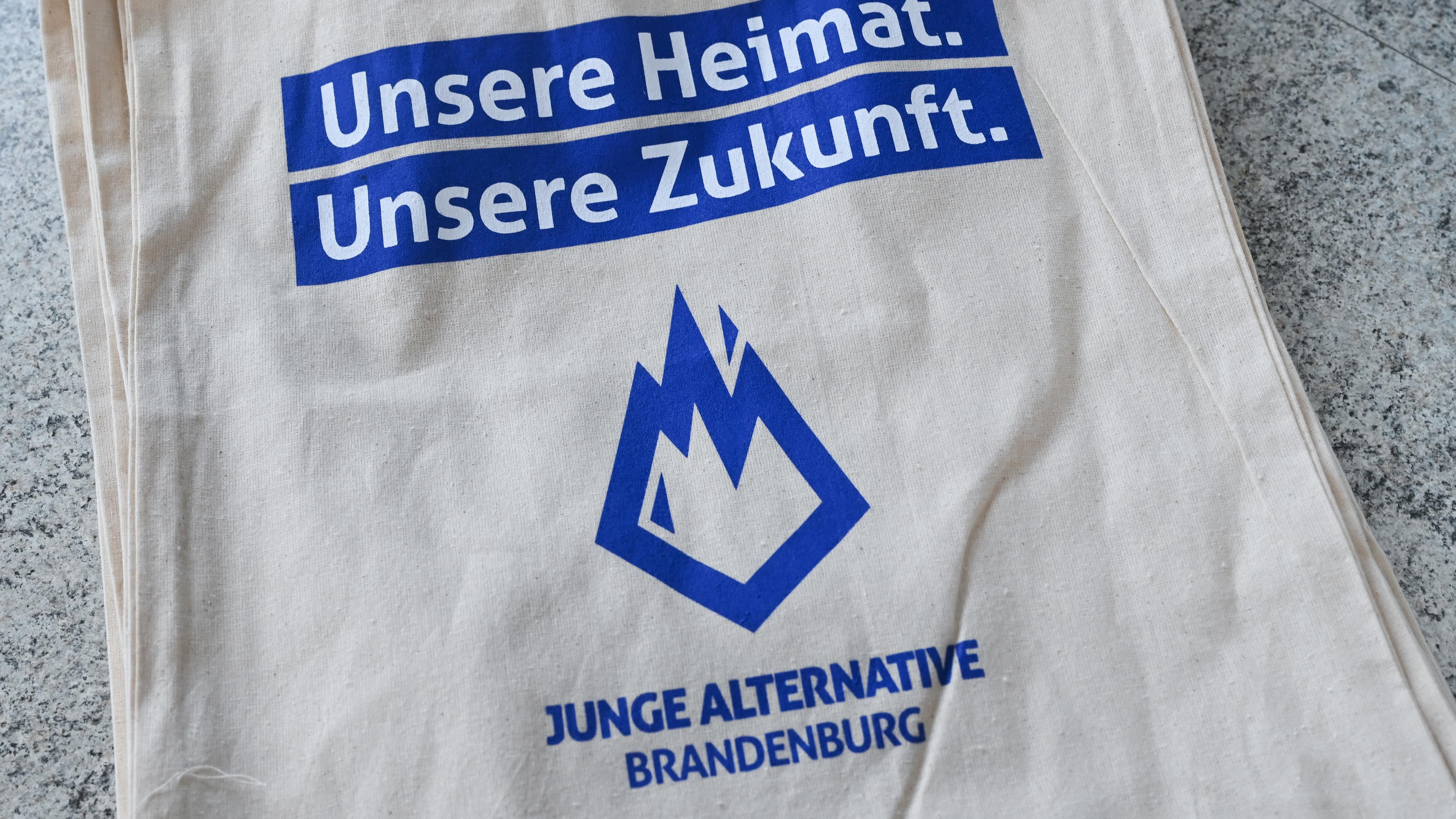 Tragetaschen mit dem Aufdruck «Unsere Heimat. Unsere Zukunft. Junge Alternative Brandenburg» liegen auf dem Landesparteitag der AfD Brandenburg