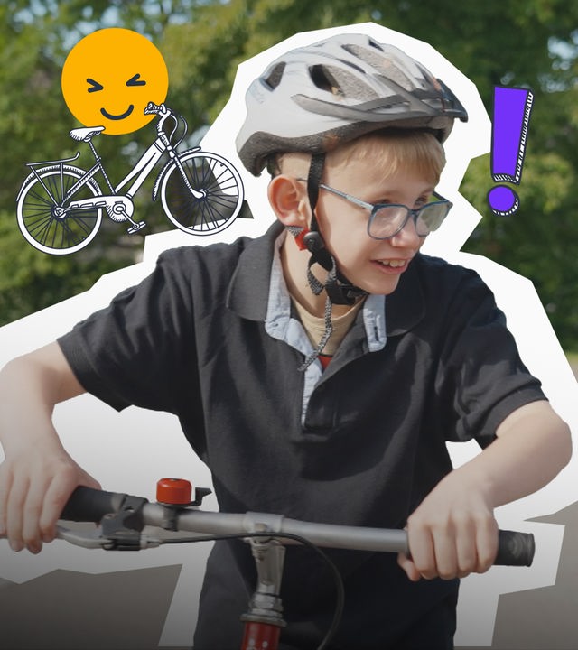 Junge mit Behinderung lernt Radfahren