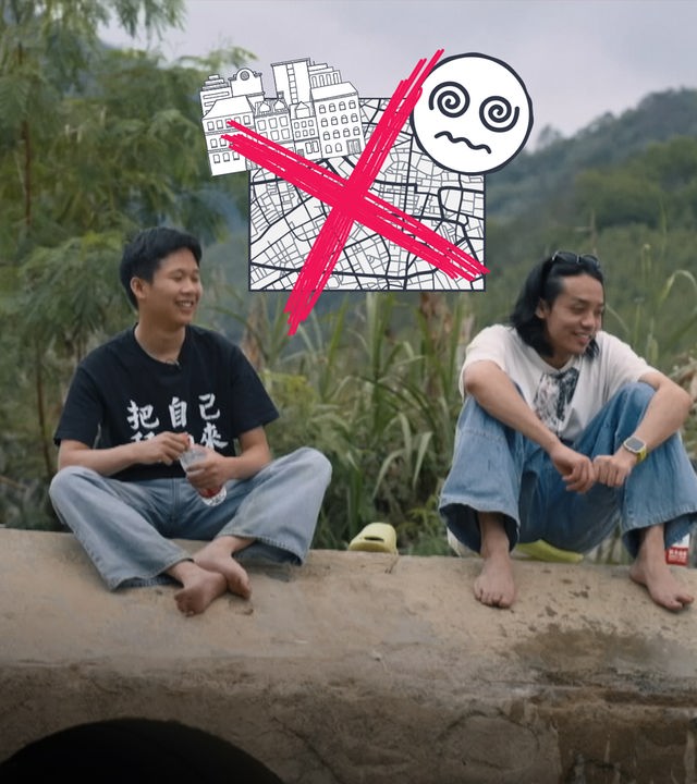 Zwei junge Chinesen sitzen auf Brücke, daneben Grafik: Stadplan, Häuserzeile, gestresstes Emoji - alles durchgestrichen