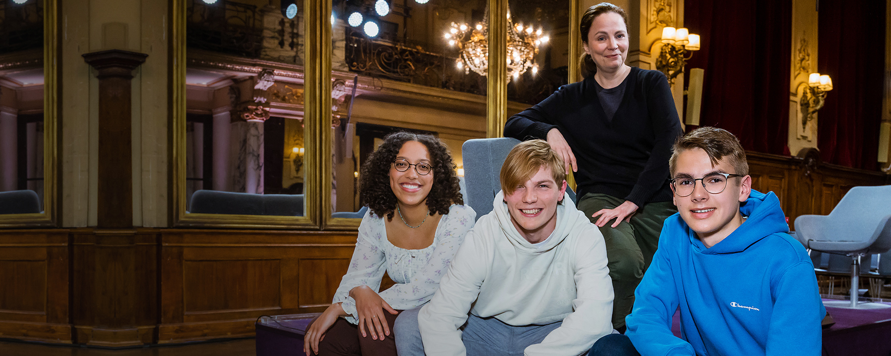 Thea Dorn mit den drei jungen Literaturbegeisterten