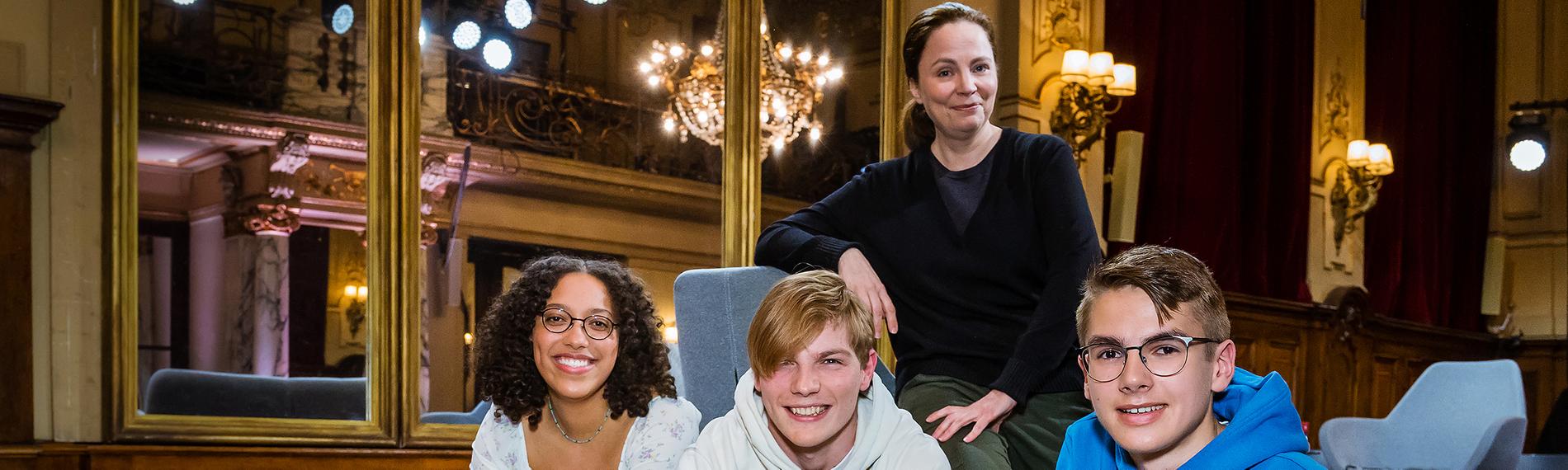 Thea Dorn mit den drei jungen Literaturbegeisterten