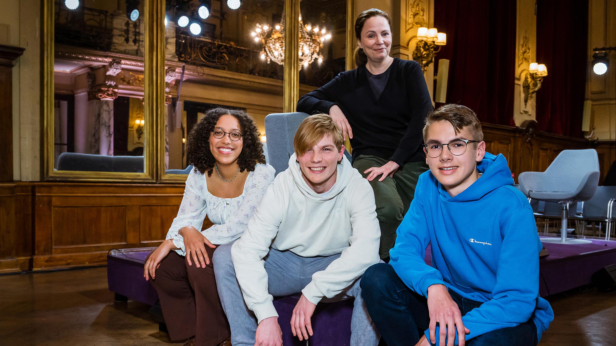 Thea Dorn mit den drei jungen Literaturbegeisterten